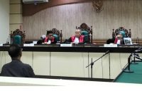 Darmono saat mendengarkan vonis majelis hakim yang diketuai Indra Meinantha Vidi SH pada sidang lanjutan di Pengadilan Tipikor Banjarmasin (Foto Istimewa)
