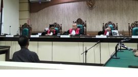 Darmono saat mendengarkan vonis majelis hakim yang diketuai Indra Meinantha Vidi SH pada sidang lanjutan di Pengadilan Tipikor Banjarmasin (Foto Istimewa)
