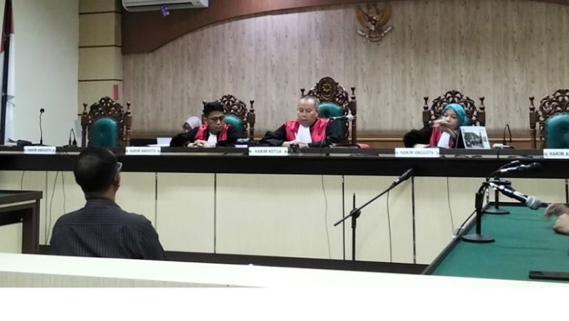 Darmono saat mendengarkan vonis majelis hakim yang diketuai Indra Meinantha Vidi SH pada sidang lanjutan di Pengadilan Tipikor Banjarmasin (Foto Istimewa)
