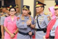 Kapolri Jenderal Listyo Sigit Prabowo bersalaman dengan Komjen Wahyu Widada dalam agenda resmi di Mabes Polri. Mutasi besar-besaran jajaran perwira tinggi diumumkan pada awal Agustus 2025. (Foto: ist)