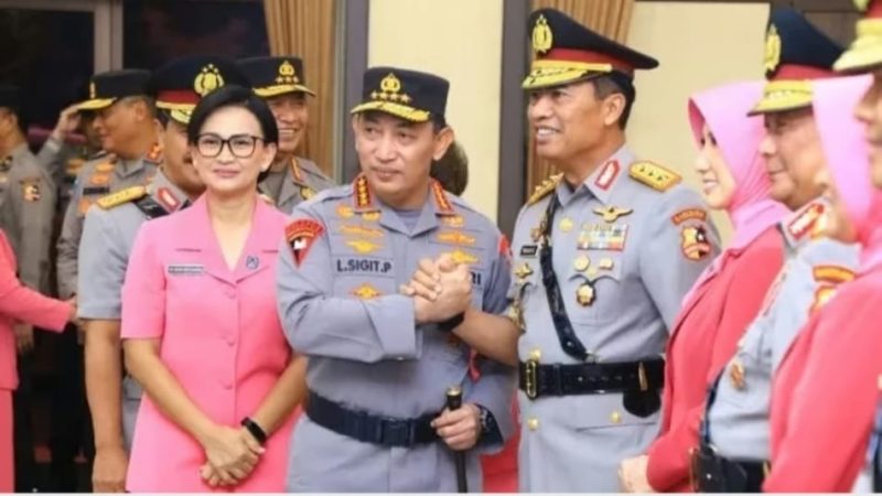 Kapolri Jenderal Listyo Sigit Prabowo bersalaman dengan Komjen Wahyu Widada dalam agenda resmi di Mabes Polri. Mutasi besar-besaran jajaran perwira tinggi diumumkan pada awal Agustus 2025. (Foto: ist)