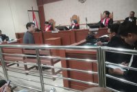 Richard, salah satu tersangka penipuan yang tidak dilakukan penahanan, saat memberikan kesaksian di Pengadilan Negeri Banjarmasin (Foto Istimewa)