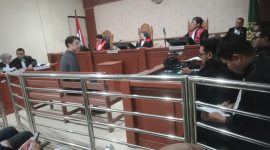 Richard, salah satu tersangka penipuan yang tidak dilakukan penahanan, saat memberikan kesaksian di Pengadilan Negeri Banjarmasin (Foto Istimewa)