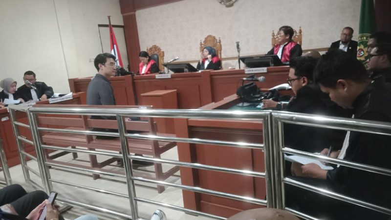 Richard, salah satu tersangka penipuan yang tidak dilakukan penahanan, saat memberikan kesaksian di Pengadilan Negeri Banjarmasin (Foto Istimewa)