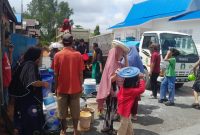 Bantuan tangki air PAM Bandarmasih untuk masyarakat Alalak Tengah yang terkendala distribusi air bersih.