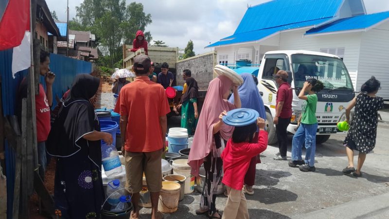 Bantuan tangki air PAM Bandarmasih untuk masyarakat Alalak Tengah yang terkendala distribusi air bersih.