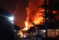 Dua jam setelah mengamuk di Jafri Zam Zam, api kembali amuk  di Gang Bina Bahari Kelurahan Pelambuan (Foto Istimewa)
