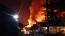Dua jam setelah mengamuk di Jafri Zam Zam, api kembali amuk  di Gang Bina Bahari Kelurahan Pelambuan (Foto Istimewa)

