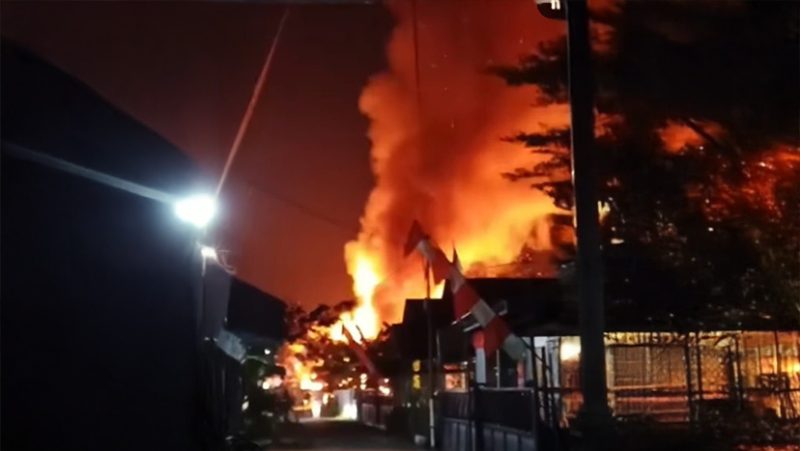Dua jam setelah mengamuk di Jafri Zam Zam, api kembali amuk  di Gang Bina Bahari Kelurahan Pelambuan (Foto Istimewa)
