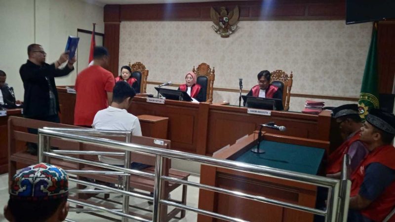 Dua saksi petugas dari BNN Provinsi Kalsel saat memberikan kesaksiannya pada sidang (Foto Istimewa)