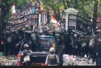 Demo ribuan massa di depan Kantor Pemkab Pati yang berlangsung hari ini, Rabu, 13 Agustus 2025, dilaporkan telah berujung ricuh. Foto: Istimewa
