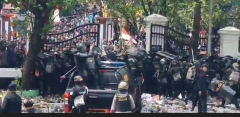 Demo ribuan massa di depan Kantor Pemkab Pati yang berlangsung hari ini, Rabu, 13 Agustus 2025, dilaporkan telah berujung ricuh. Foto: Istimewa