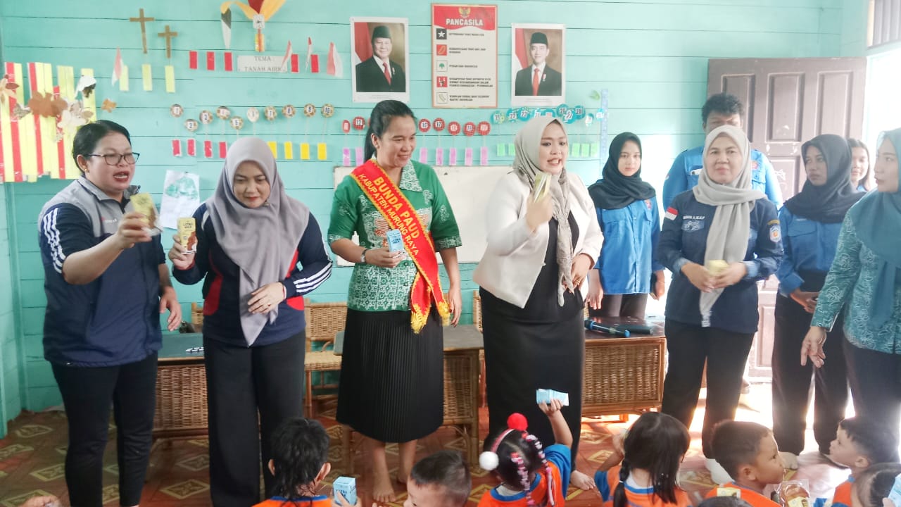 Bunda Paud Mura Wanita Heriyus didampingi Wakil Ketua I TP-PKK Mura Dina Maulidah dalam kegiatan Pekan Merah Putih TAMASYA di sekolah Santo Klemens Puruk Cah