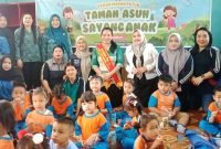 Bunda Paud Mura Warnita Heriyus didampingi Wakil Ketua I TP-PKK Mura Dina Maulidah dalam kegiatan Pekan Merah Putih TAMASYA di sekolah Santo Klemens Puruk Cah