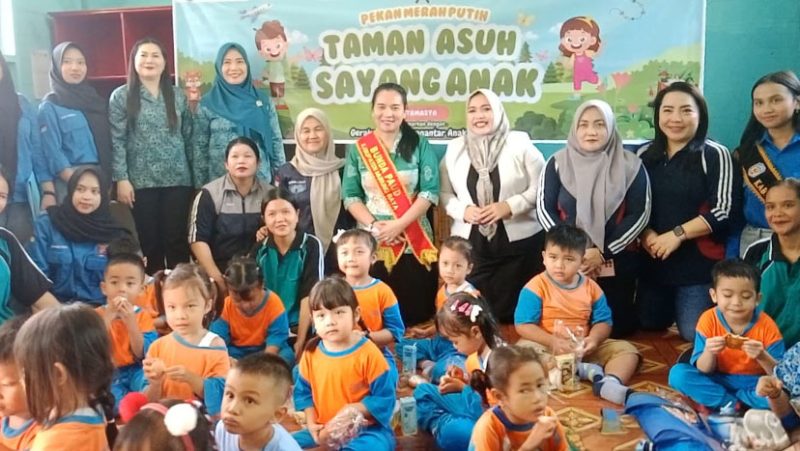 Bunda Paud Mura Warnita Heriyus didampingi Wakil Ketua I TP-PKK Mura Dina Maulidah dalam kegiatan Pekan Merah Putih TAMASYA di sekolah Santo Klemens Puruk Cah