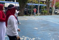 Lomba balap kelereng oleh pegawai Dinas Lingkungan Hidup Kota Banjarmasin.