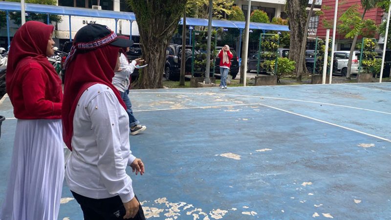 Lomba balap kelereng oleh pegawai Dinas Lingkungan Hidup Kota Banjarmasin.