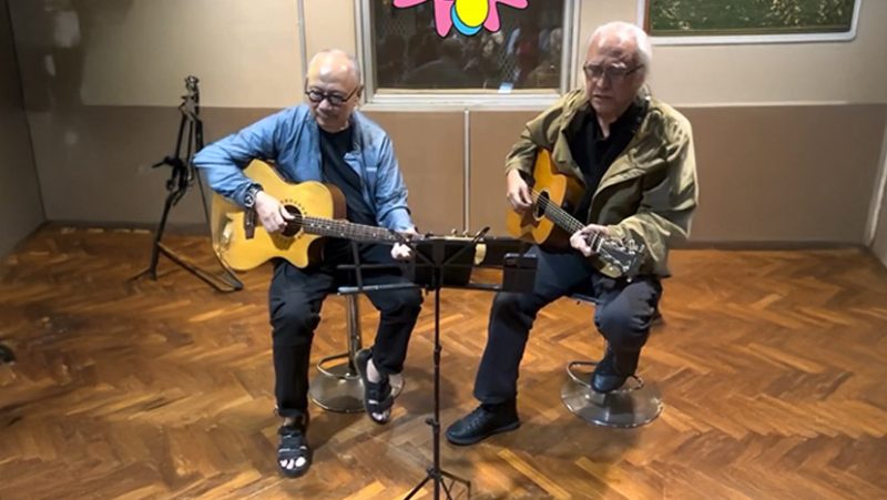Ebiet G. Ade dan Iwan Fals sedang bertukar lagu dalam persiapan untuk pertunjukan di Pestapora 2025 (Foto: Tangkapan layar akun @kikiauliaucup)