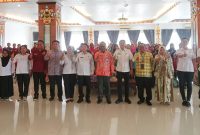 Asisten II saat membuka kegiatan Bimtek kader BKR dan BKL di aula gedung B Setda Mura
(foto: Maya)