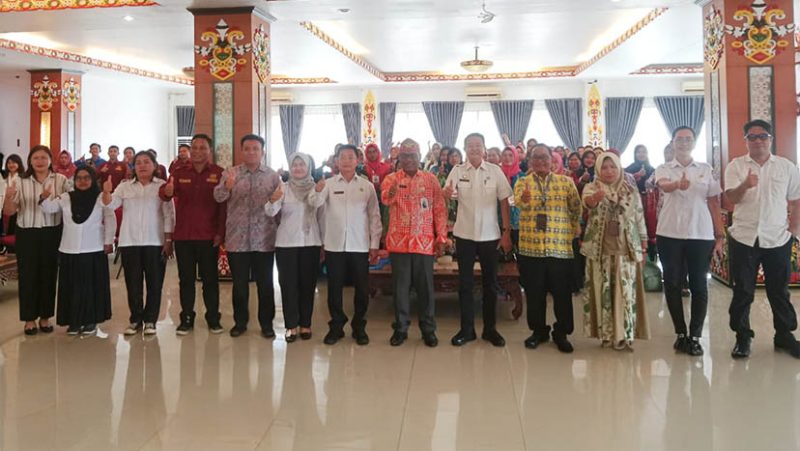 Asisten II saat membuka kegiatan Bimtek kader BKR dan BKL di aula gedung B Setda Mura
(foto: Maya)