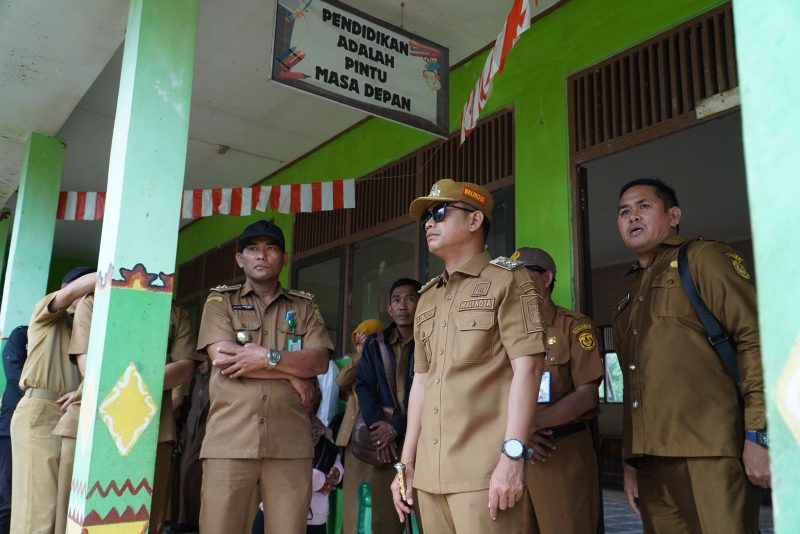 Wali Kota Banjarmasin, HM Yamin saat kunjungi SDN 10 Basirih.