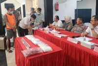 Petugas Ditresnarkoba Polda Kalsel saat melakukan pengetesan keaslian barang bukti disaksikan Direktur Reserse Narkotika Polda Kalsel, Kombes Pol Baktiar Joko Mujiono dan jajaran serta undangan termasuk tersangka (Foto Mercy )