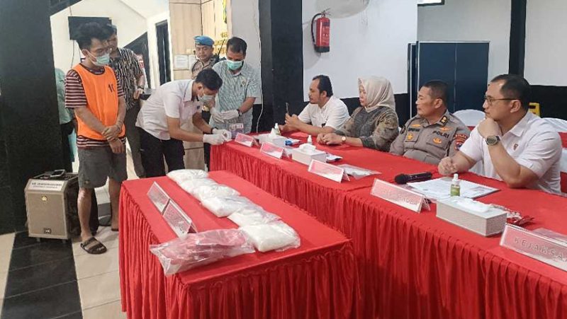 Petugas Ditresnarkoba Polda Kalsel saat melakukan pengetesan keaslian barang bukti disaksikan Direktur Reserse Narkotika Polda Kalsel, Kombes Pol Baktiar Joko Mujiono dan jajaran serta undangan termasuk tersangka (Foto Mercy )
