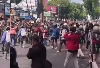 Pasukan TNI disambut hangat dan bersalaman dengan massa usai berhasil menenangkan (,@andreli_48)