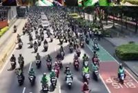 Kolase foto ribuan driver ojol iringi pemakaman Affan Kurniawan