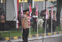 Wali Kota Banjarmasin, HM Yamin yang memimpin upacara tetap berdiri tegap ditengah guyuran hujan