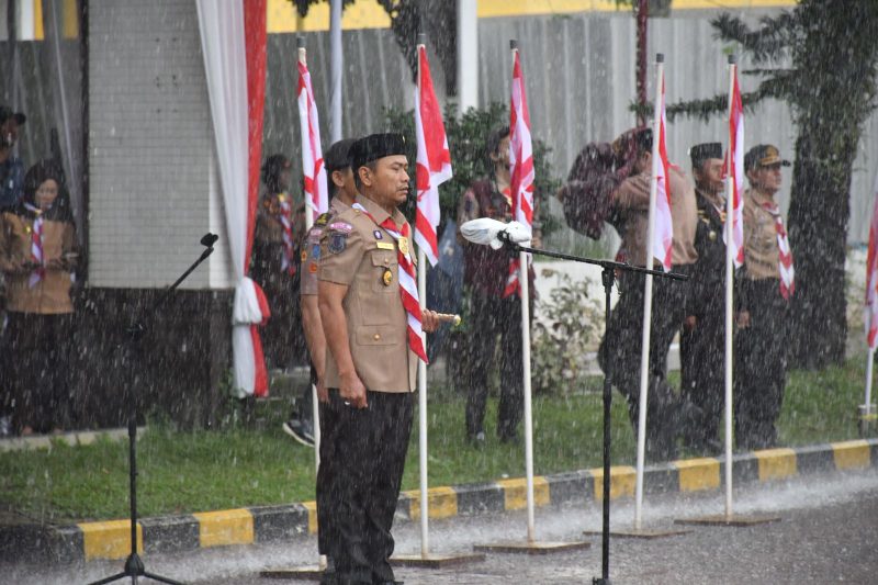 Wali Kota Banjarmasin, HM Yamin yang memimpin upacara tetap berdiri tegap ditengah guyuran hujan
