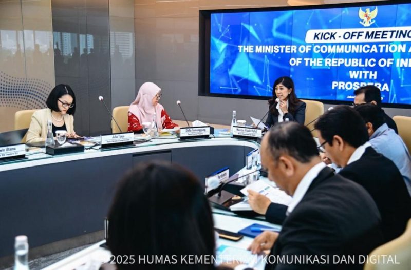 Menteri Komunikasi dan Digital Meutya Hafid saat menerima Deputi Director Prospera Della Temenggung di Kantor Kementerian Komdigi, Jakarta Pusat, mengatakan kolaborasi ini menargetkan kontribusi ekonomi digital sebesar 19 persen terhadap Produk Domestik Bruto (PDB) Indonesia pada 2045. Foto: Dok Kemkomdigi