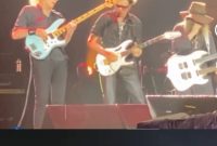 Kolase aksi Dewa Gitar Steve Vai (ex David Lee Roth Band, ex White Snake) Bumblefoot (ex Gun n Roses) dan Dewa Bass Billy Sheehan(ex Mr Big) yang mewarnai konser Dewa 19 Feat All Stars (atas) dan lautan Baladewa yang memenuhi Stadion GBK Jakarta (Foto Istimewa)