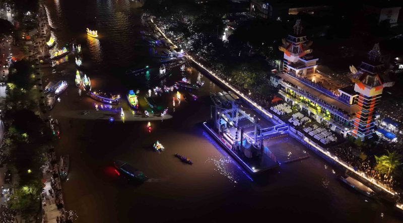 Deretan jukung dengan bentuk unik dan hiasan warna-warni melintas di atas sungai, menciptakan pemandangan memukau (Foto Akir Bibo)
