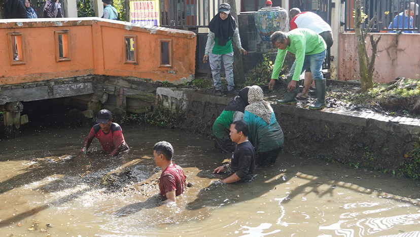 Kecamatan Banjarmasin Utara melaksanakan kegiatan Gotong Royong Babarasih Sungai di sepanjang kawasan PDPAL