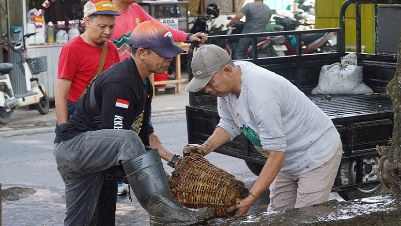 Kecamatan Banjarmasin Utara melaksanakan kegiatan Gotong Royong Babarasih Sungai di sepanjang kawasan PDPAL