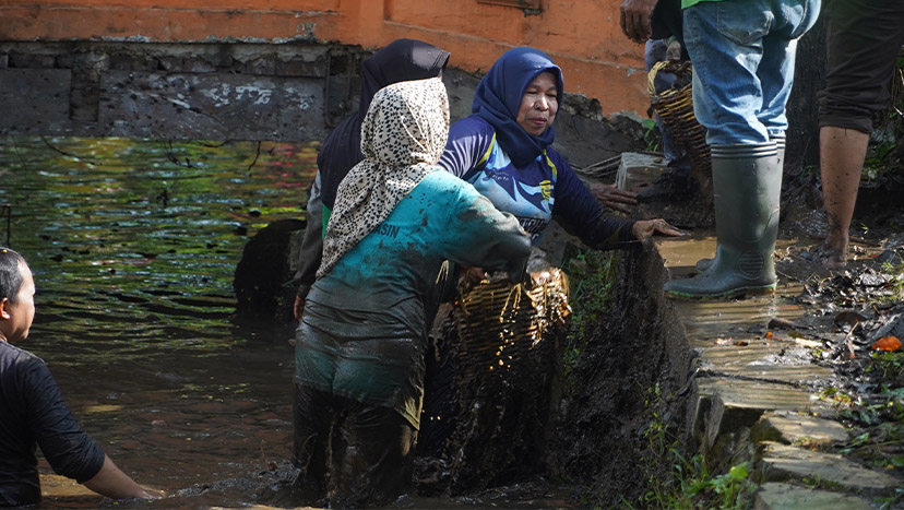 Kecamatan Banjarmasin Utara melaksanakan kegiatan Gotong Royong Babarasih Sungai di sepanjang kawasan PDPAL
