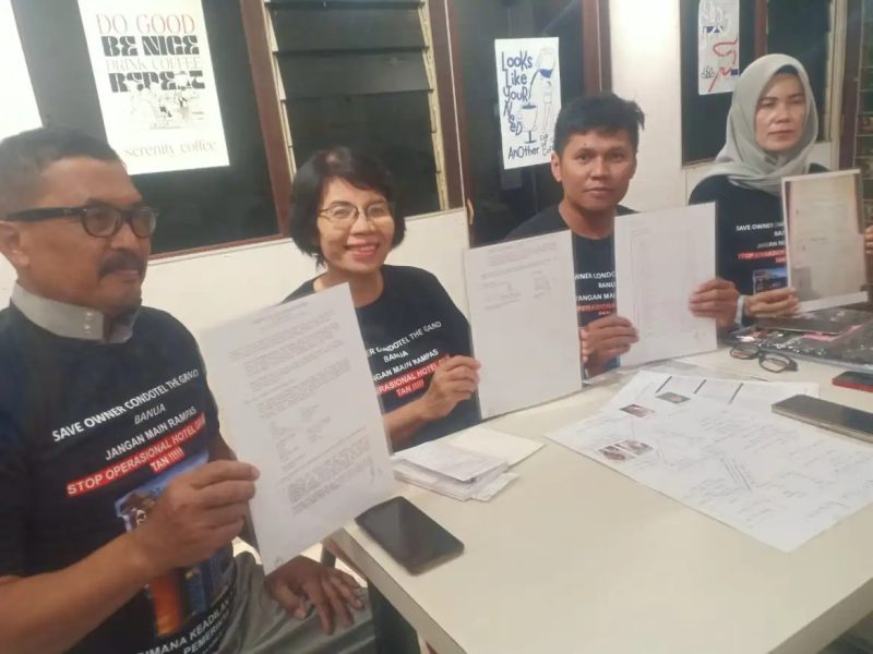 Hasanol Kifli, Dr Habib Hasyim MPd MH , Dra Rentaida Hutagalung dan Sri Sapariah yang mewakili pemilik resmi Condotel The Grand Banua (Foto Mercy)