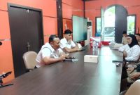 Ketua BP3K-RI Muslim Ma’in (kaos hitam) saat memenuhi panggilan Kejari Kotabaru untuk dimintai keterangan terkait laporan proyek Jembatan Sulangkit–Tanjung Samalantakan, Rabu (3/9/2025). (foto:istimewa)