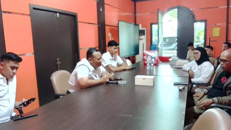 Ketua BP3K-RI Muslim Ma’in (kaos hitam) saat memenuhi panggilan Kejari Kotabaru untuk dimintai keterangan terkait laporan proyek Jembatan Sulangkit–Tanjung Samalantakan, Rabu (3/9/2025). (foto:istimewa)
