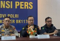 Kabid Dokkes Polda Kalsel, Kombes Pol Muhammad El Yandiko didampingi Kabid Humas Polda Kalsel Kombes Pol Adam Erwindi saat menggelar press release Sabtu (6/9/2025) (Foto Mercy)
