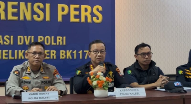 Kabid Dokkes Polda Kalsel, Kombes Pol Muhammad El Yandiko didampingi Kabid Humas Polda Kalsel Kombes Pol Adam Erwindi saat menggelar press release Sabtu (6/9/2025) (Foto Mercy)
