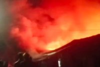 Api berkobar di Teluk Kubur atau di bantaran sungai Jalan Kelayan A II, depan Gang H M Syifa, Kelurahan Murung Raya, Kecamatan Banjarmasin Selatan, kebakaran terjadi Minggu (7/9/2025) dinihari. (foto: istimewa)