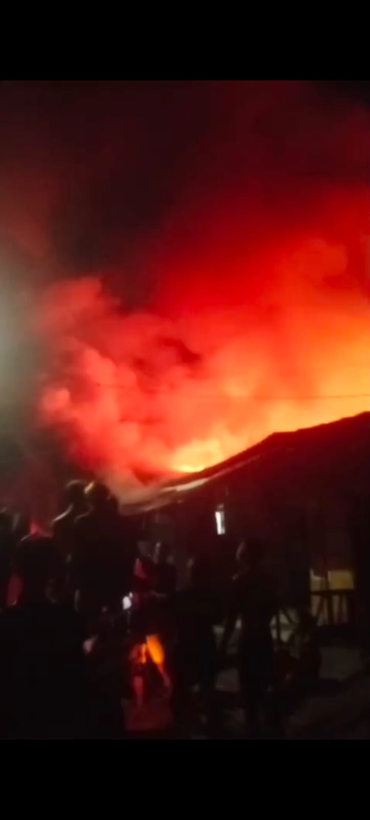 Api berkobar di Teluk Kubur atau di bantaran sungai Jalan Kelayan A II, depan Gang H M Syifa, Kelurahan Murung Raya, Kecamatan Banjarmasin Selatan, kebakaran terjadi Minggu (7/9/2025) dinihari. (foto: istimewa)