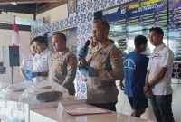 Kapolres Tanah Laut, AKBP Ricky Boy Siallagan saat menggelar press release 
pengungkapan kasus pembunuhan di Desa Bajuin  (Foto Istimewa)
