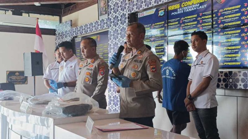 Kapolres Tanah Laut, AKBP Ricky Boy Siallagan saat menggelar press release 
pengungkapan kasus pembunuhan di Desa Bajuin  (Foto Istimewa)
