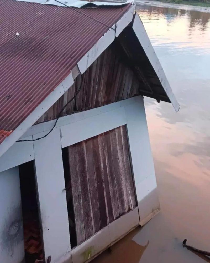 Salah satu rumah warga nyaris ambruk dan tenggelam di Sungai Mantuil Banjarmasin Selatan, Kamis (18/9/2025) sore. (foto:istimewa)