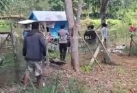 Suasana rumah pelaku yang dikepung polisi dan warga (foto: tangkapan layar Instagram @beritainformasikal / @kabarbanuaKalsel)