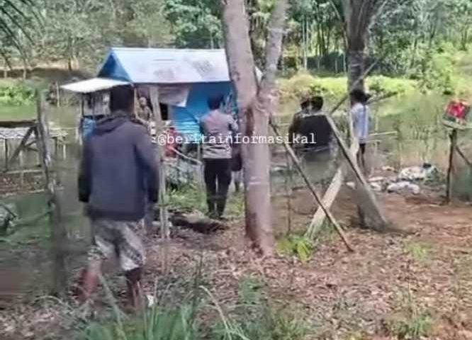 Suasana rumah pelaku yang dikepung polisi dan warga (foto: tangkapan layar Instagram @beritainformasikal / @kabarbanuaKalsel)