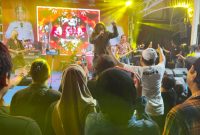 Kaisar, band rock legendaris dari Solo menutup penampilan mereka dengan tembang sejuta umat 